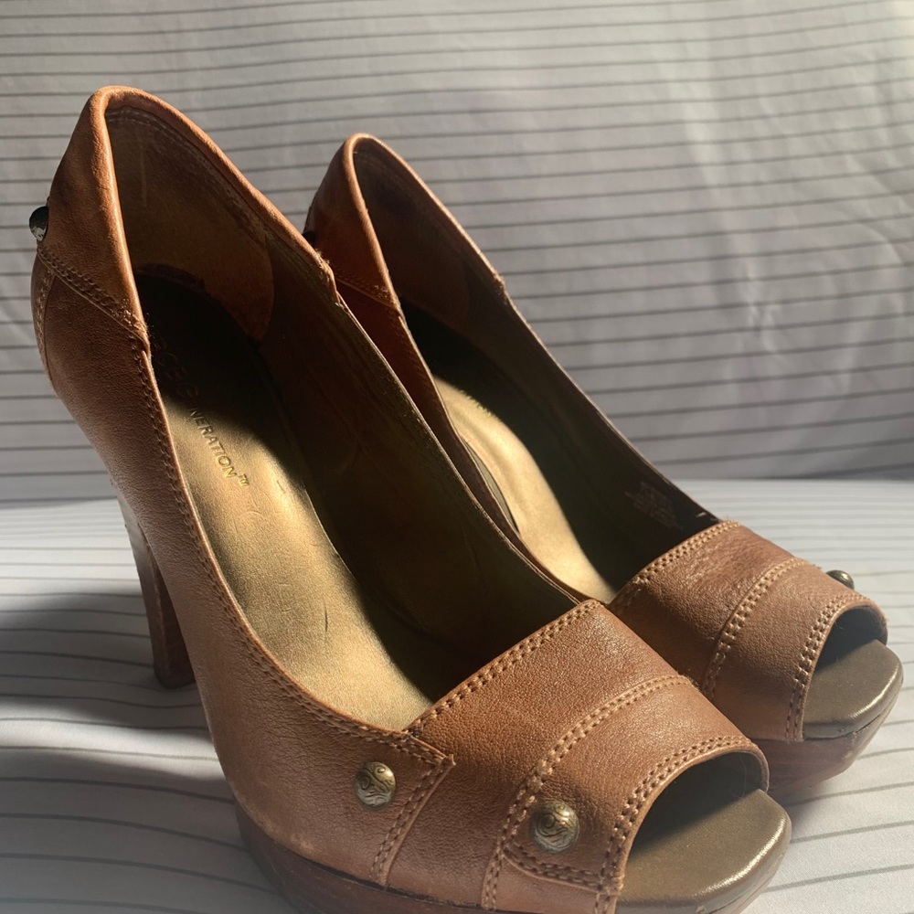 BCBGENERATION RUSSELL PLATFORM LEATHER PEEP TOE